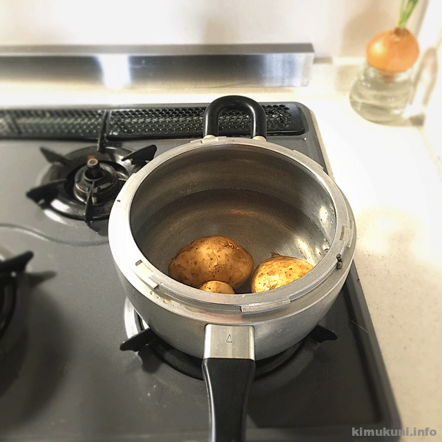 圧力鍋に、ひたひたの水でワイルドにジャガイモを入れる