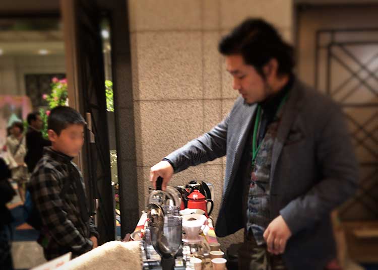 ホテルオークラでコーヒーを淹れる実演中の岩崎泰三さん